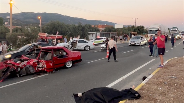 Balıkesir’de iki otomobilin çarpıştığı kazada 2 kişi öldü, 3 kişi ağır yaralandı