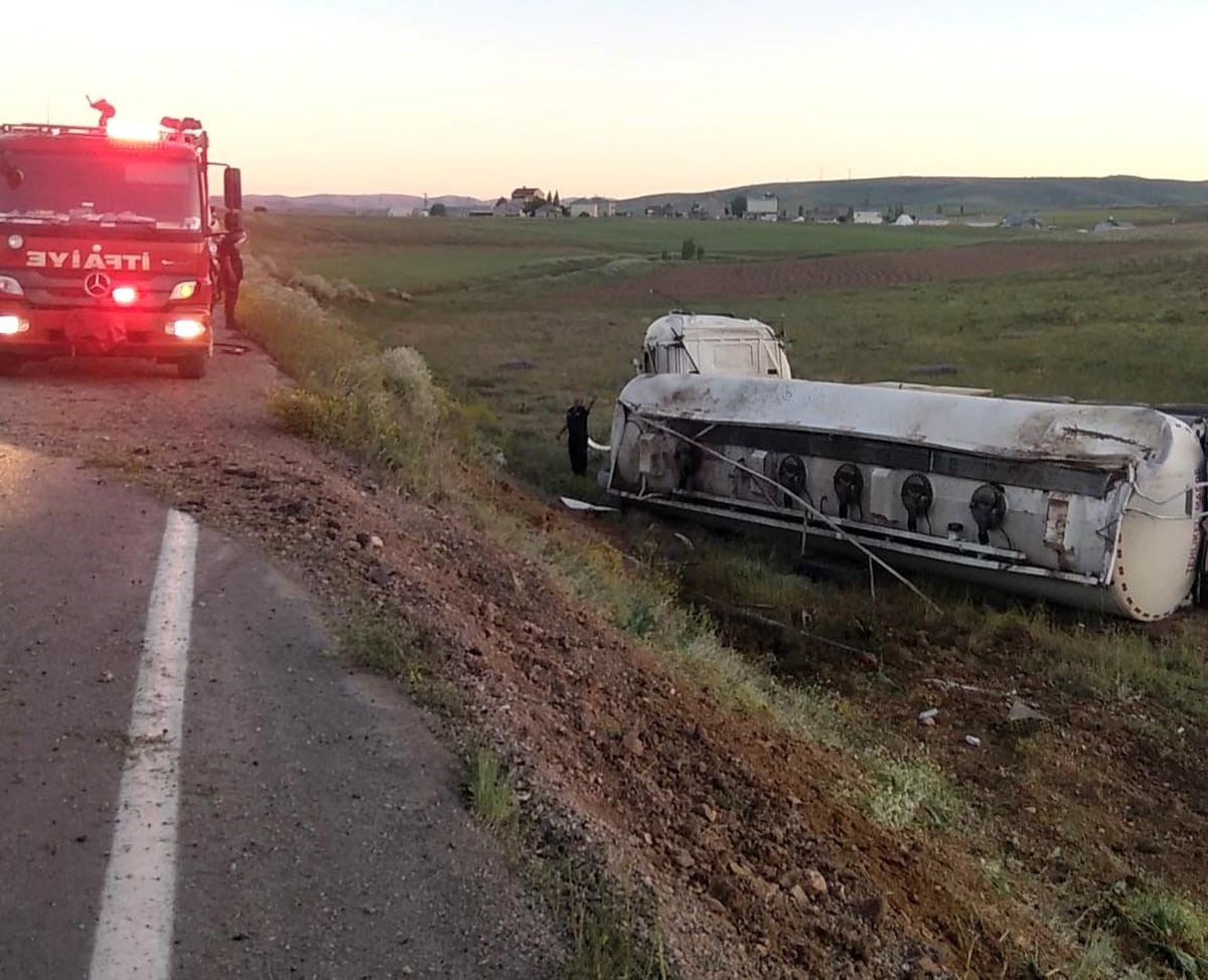 Bayburt\'ta Yakıt Yüklü Tanker Devrildi