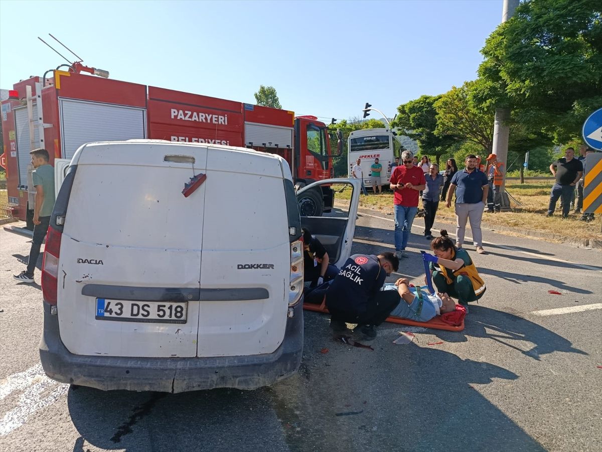 Pazaryeri\'nde Trafik Kazası: 4 Yaralı