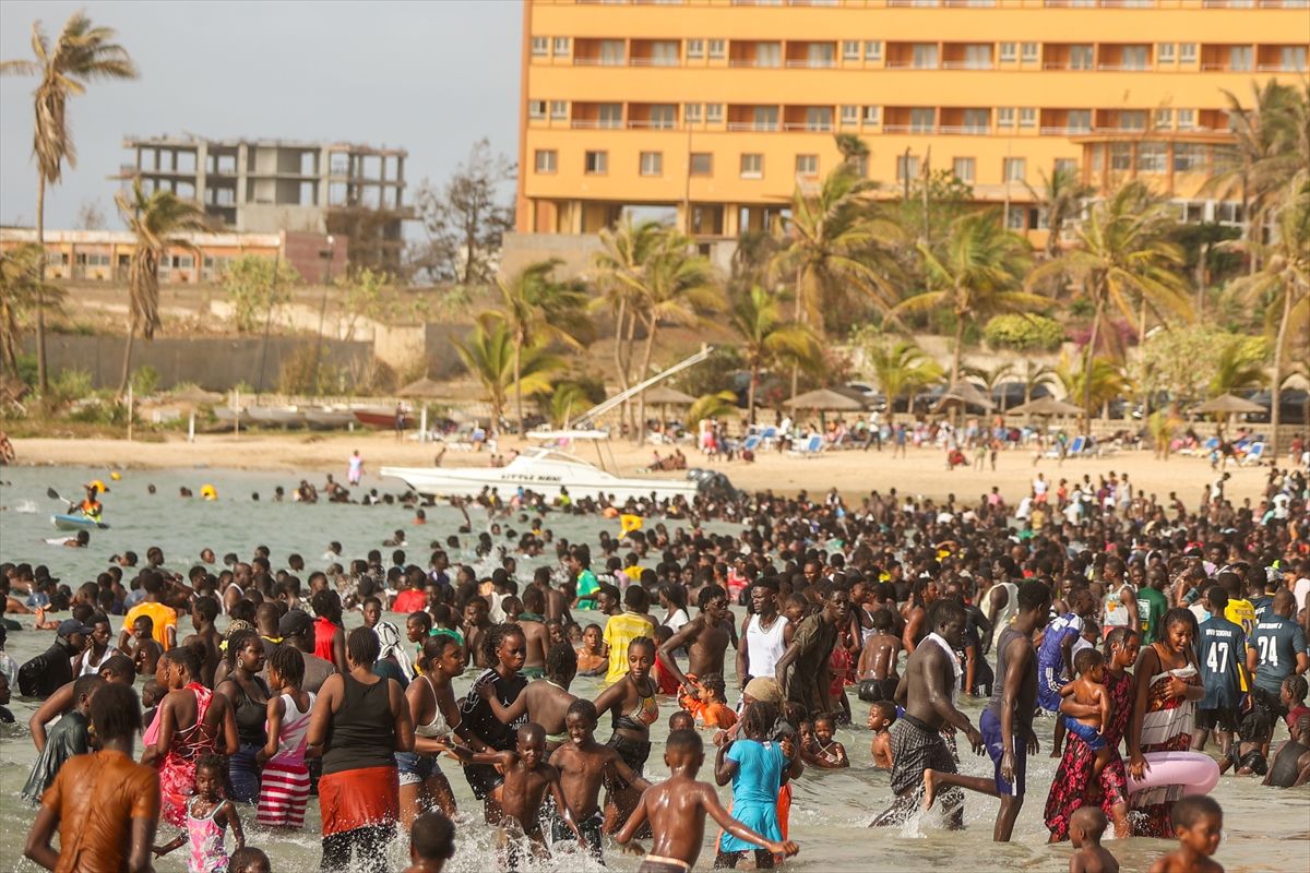 Dakar\'da Sıcak Hava Plajları Doldurdu