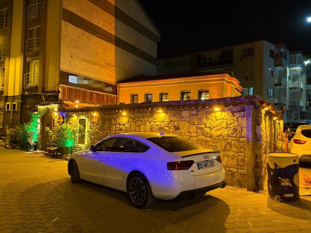 Motosikletle gelip restoranı taradılar: 5 yaralı