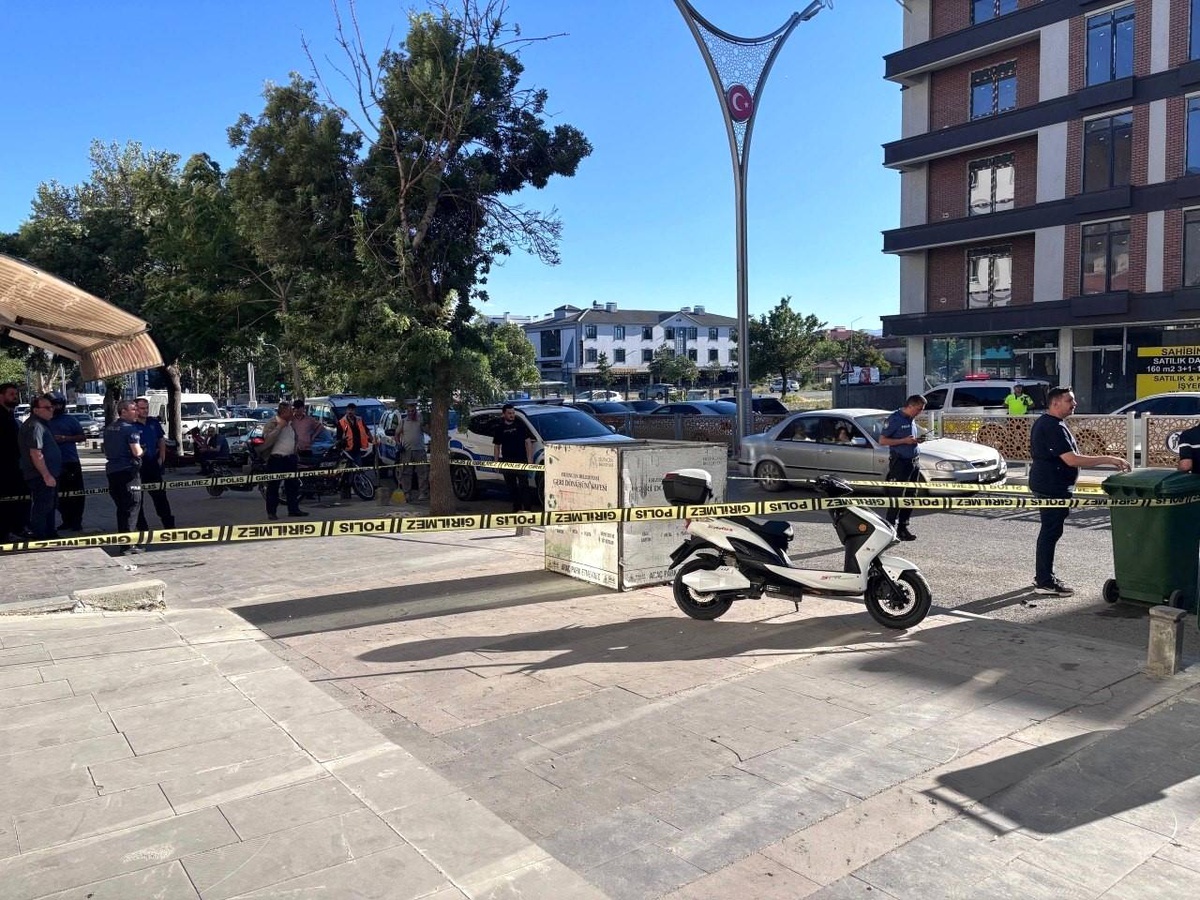 Erzincan\'da Bıçaklı Kavga: 3 Yaralı