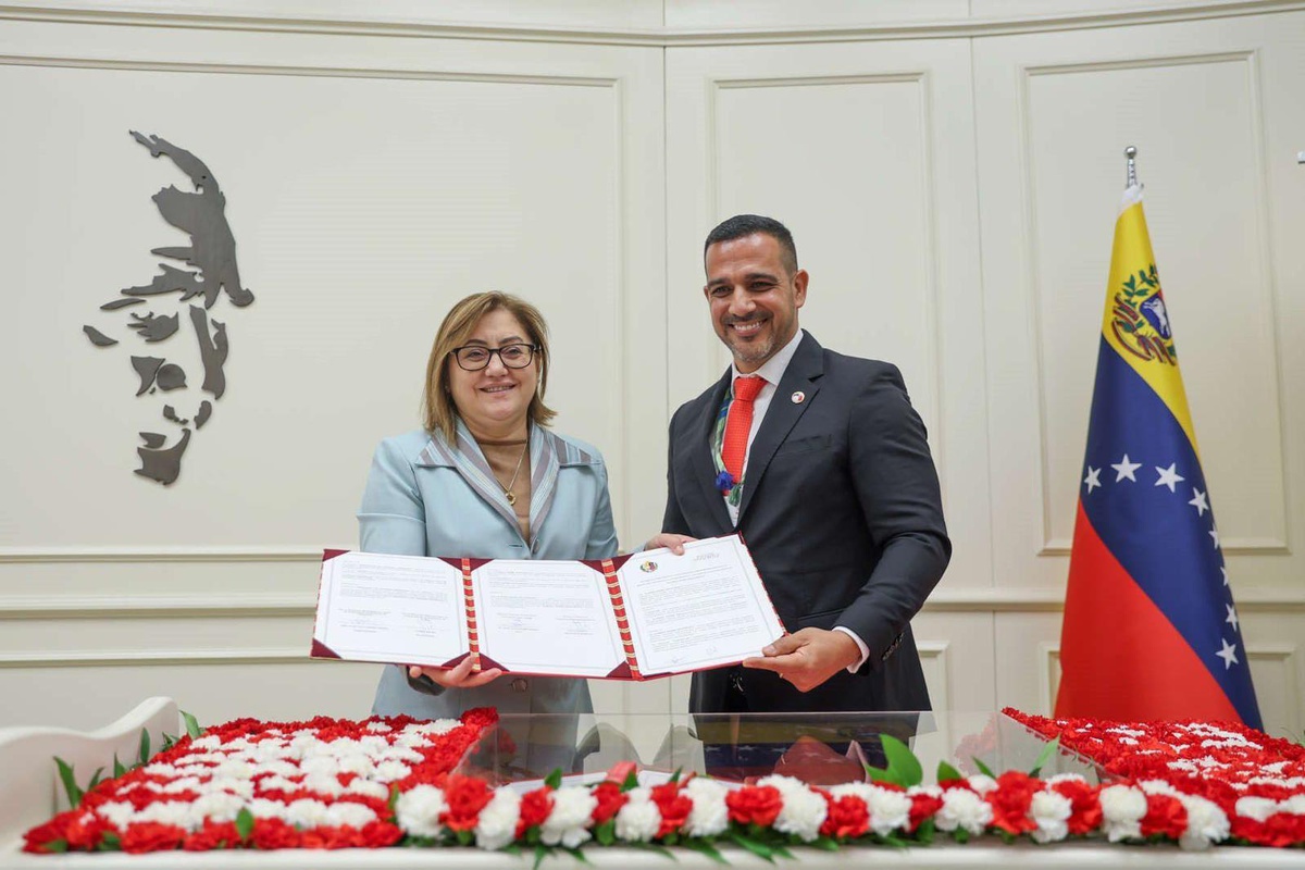 Fatma Şahin bir aylık maaşını Venezuela için başlatılan kampanyaya bağışladı