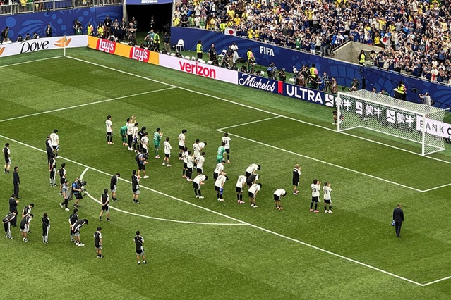 Japon futbolcular, Brezilya’ya elendiği için taraftarların önünde eğilerek özür diledi