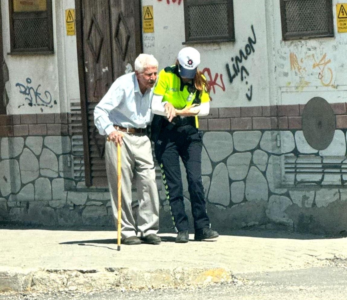 Polis Memurundan Yaşlı Adama Yardım