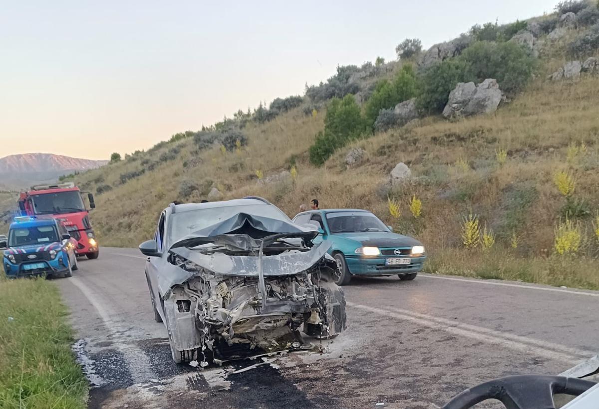 Kahramanmaraş\'ta iki otomobil çarpıştı: 2 ağır yaralı