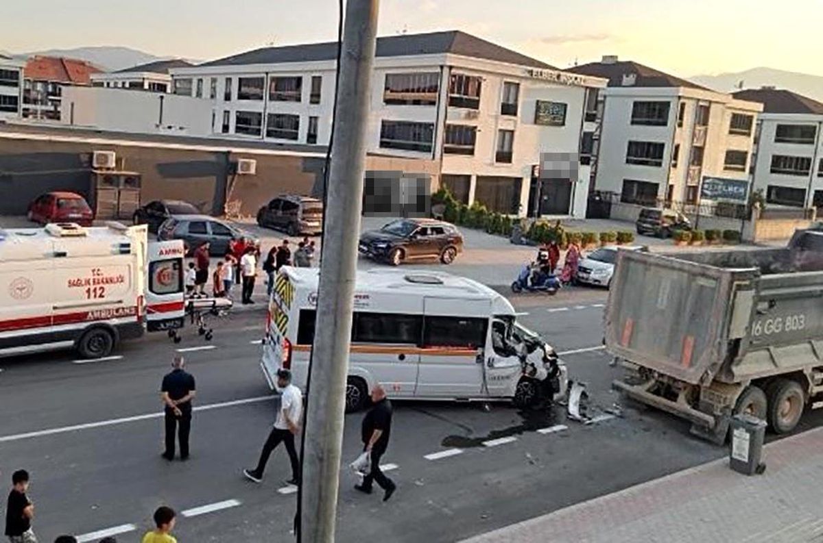 İnegöl\'de Servis Minibüsü Kamyona Çarptı
