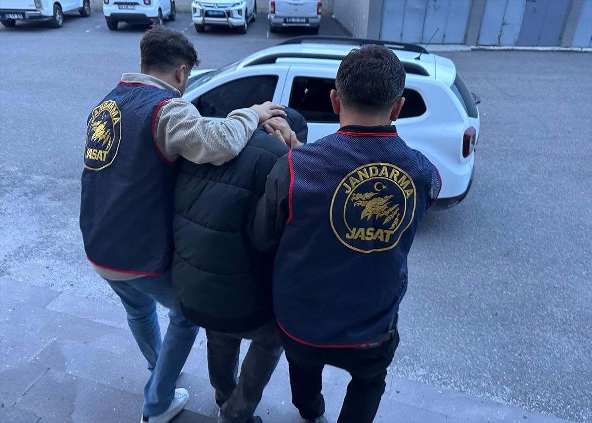 Kars\'ta 42 yıl hapis cezası olan dolandırıcı yakalandı