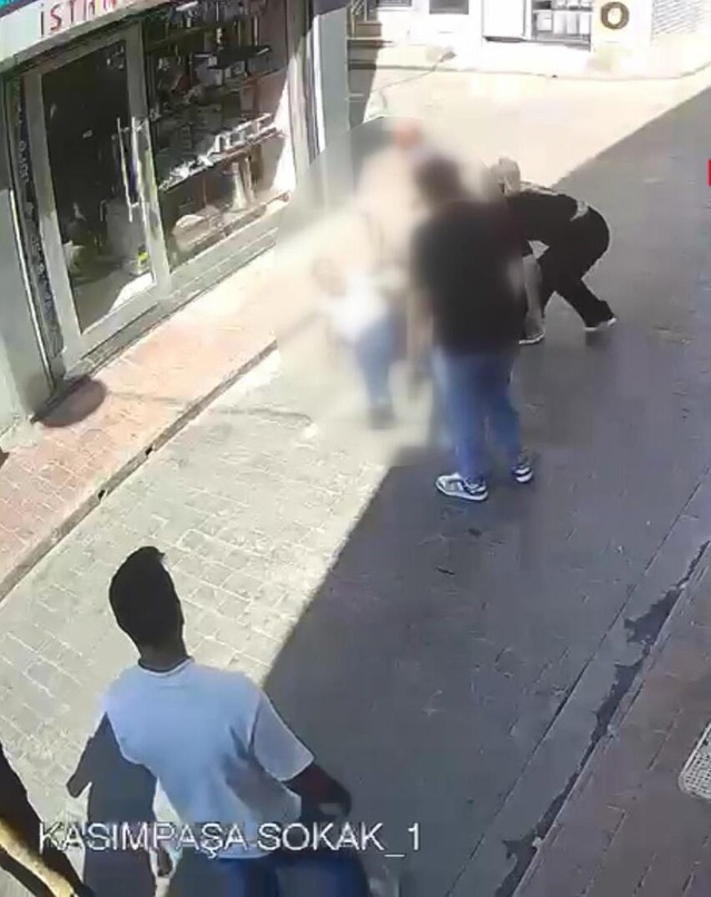 Kasımpaşa'da Taciz İddiası: 3 Kişi Gözaltında, Linç Girişimi Engellendi