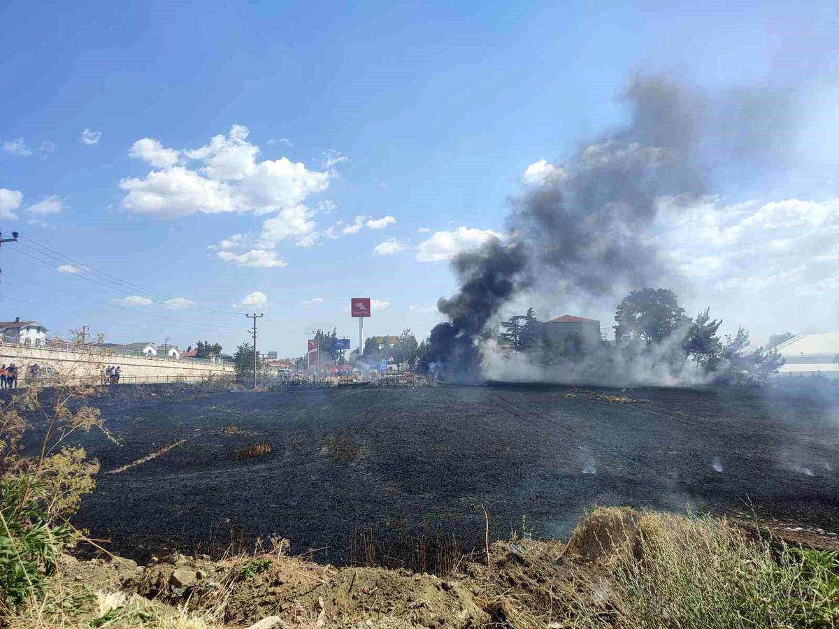 Edirne\'de Yangın Korkusu: Akaryakıt İstasyonuna Yaklaştı