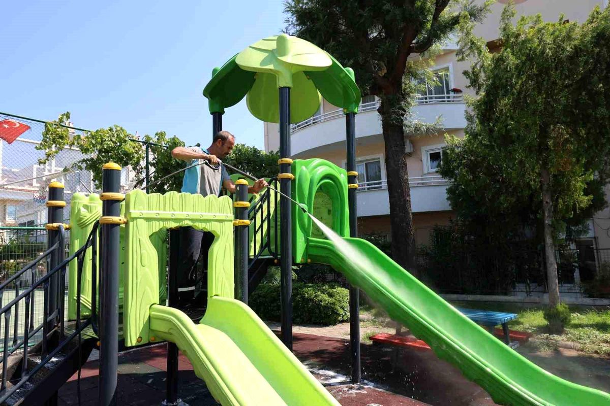 Marmaris\'te temizlik çalışmaları sürüyor