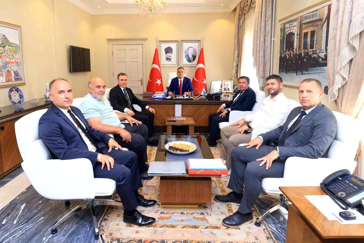 Vali Akbıyık, Kızılay Heyetini Kabul Etti