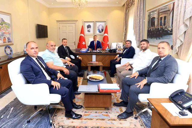 Vali Akbıyık, Kızılay Heyetini Kabul Etti