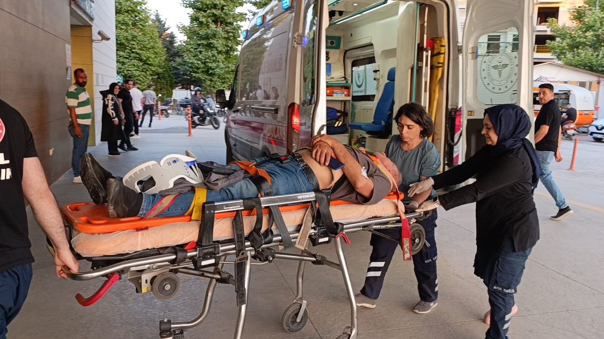 İnegöl\'de Feci Kaza: Servis Minibüsü Kamyona Çarptı