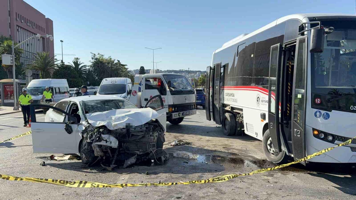 Samsun\'da otomobil ile halk otobüsü çarpıştı: 7 yaralı
