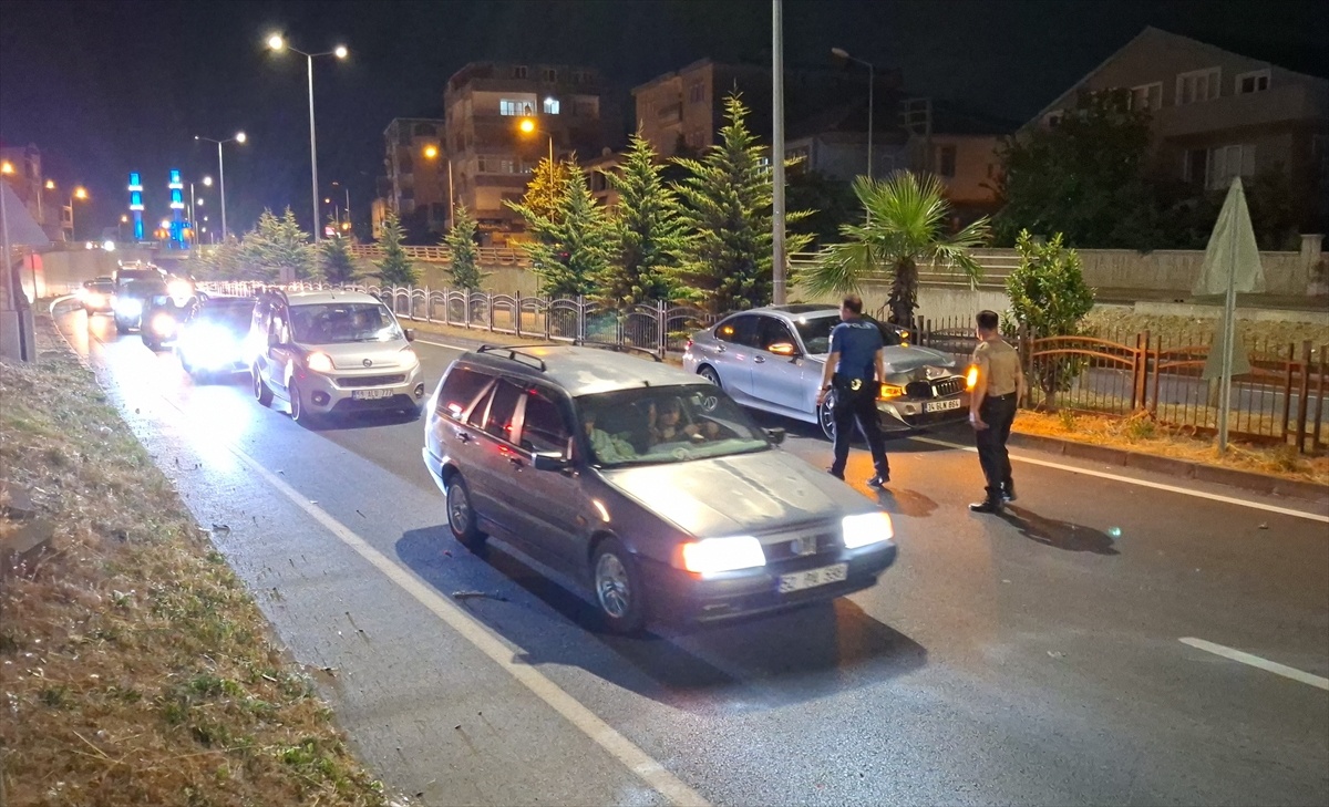 Bafra\'da Minibüse Çarpan Otomobilde 3 Yaralı