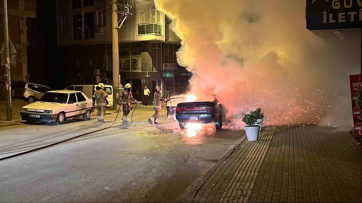 Bursa\'da Alev Alan Araç Kullanılamaz Hale Geldi