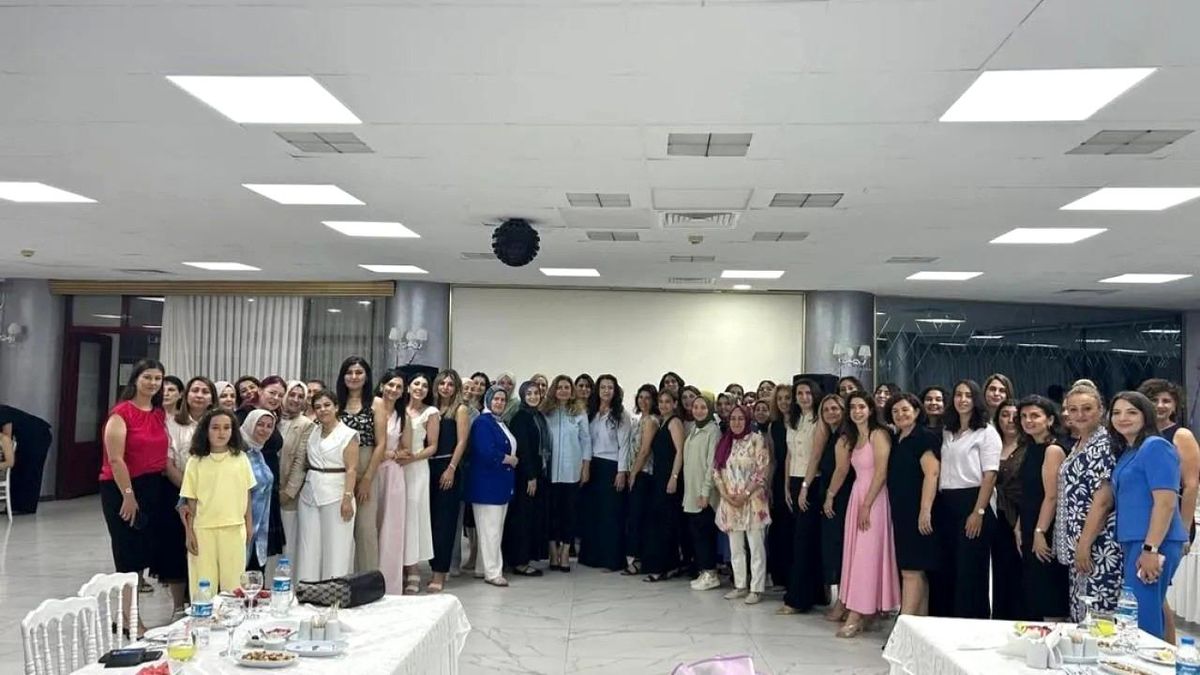 Kadın Polisiyle Birlikte Yemekte Buluşma