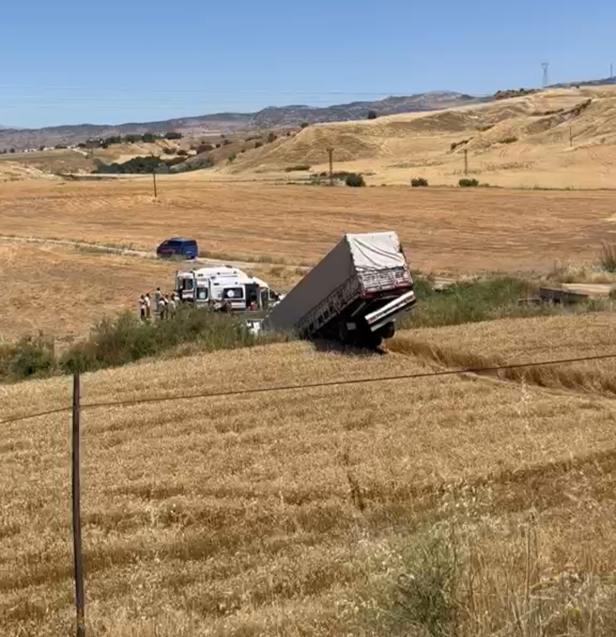 TIR Dereye Düştü: 3 Yaralı