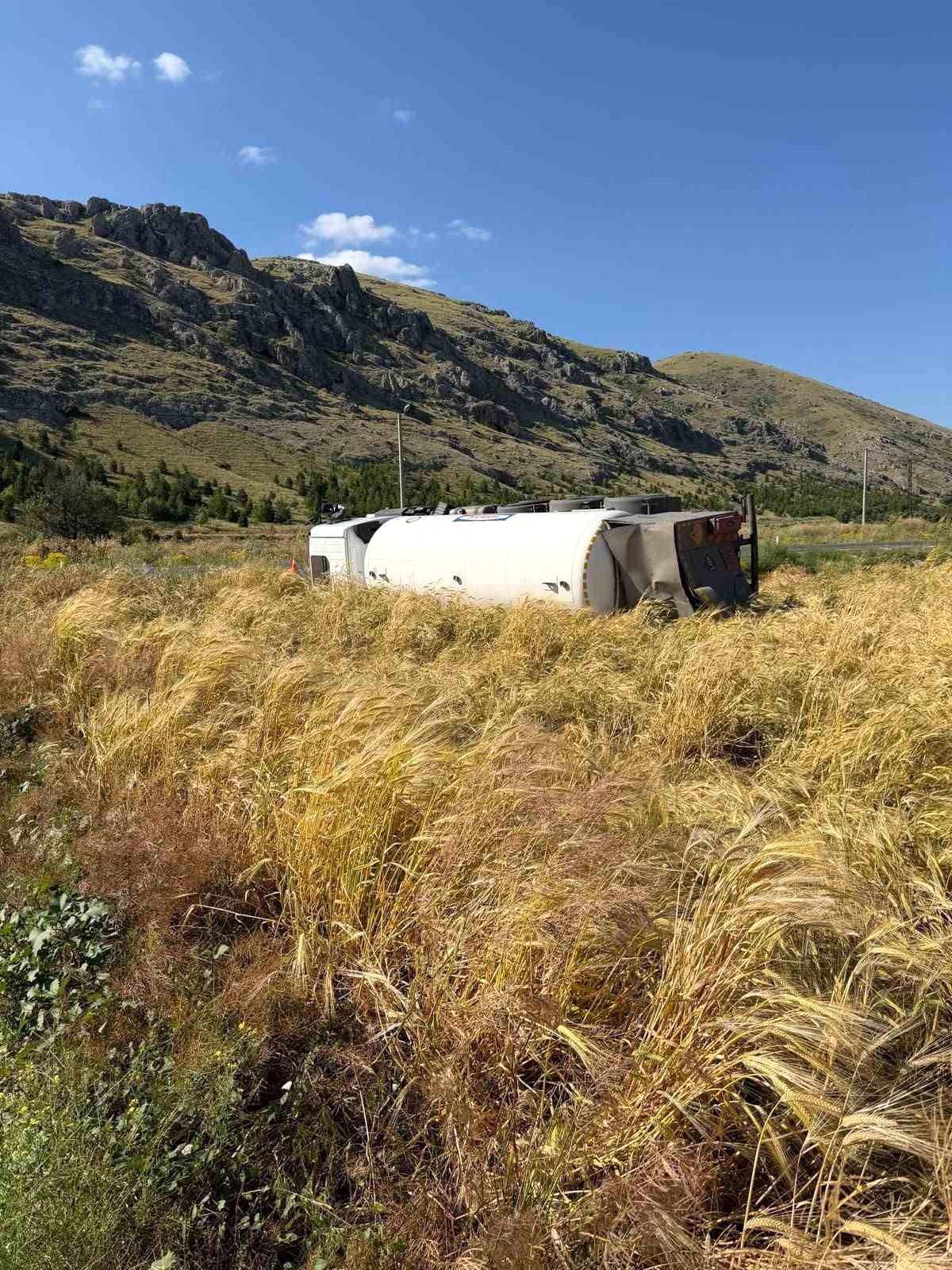Şuhut\'ta Tanker Devrildi, Sürücü Yaralandı