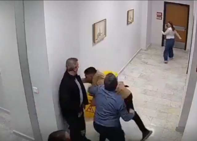 Devlet hastanesinde güvenlikten uygunsuz görüntüler! Hastalar şifa beklerken rezaleti izledi