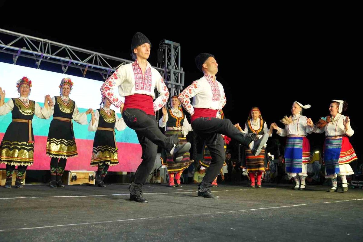 6 ülkeden 18 halk dansları ekibi, 750 dansçı Ayvalık\'ta kültür köprüsü kurdu
