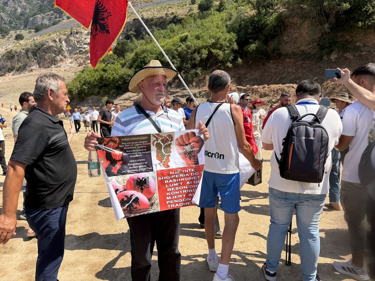 Arnavutluk\'ta Turizm Projesine Protesto