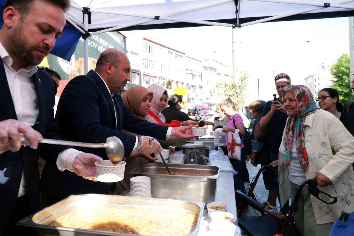AK Parti Aşure İkramında Bulundu