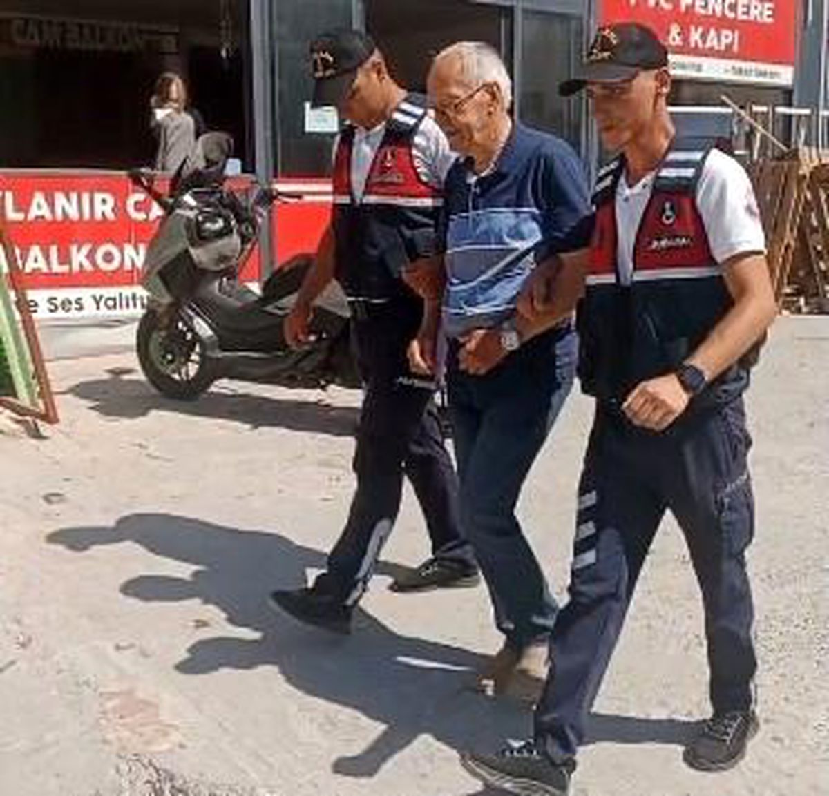 Kuşadası\'nda Kooperatif Başkanına Gözaltı