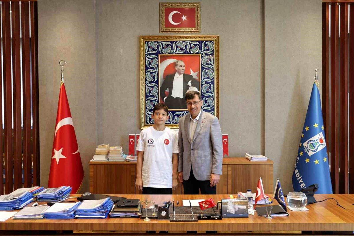 Belediye Başkanı Kahveci, Milli Yüzücü Ömer Cengiz\'i ağırladı
