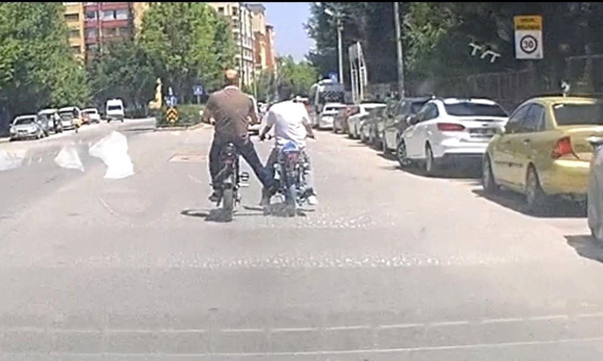 Eskişehir\'de Motosiklet Elektrikli Bisikletle İtildi