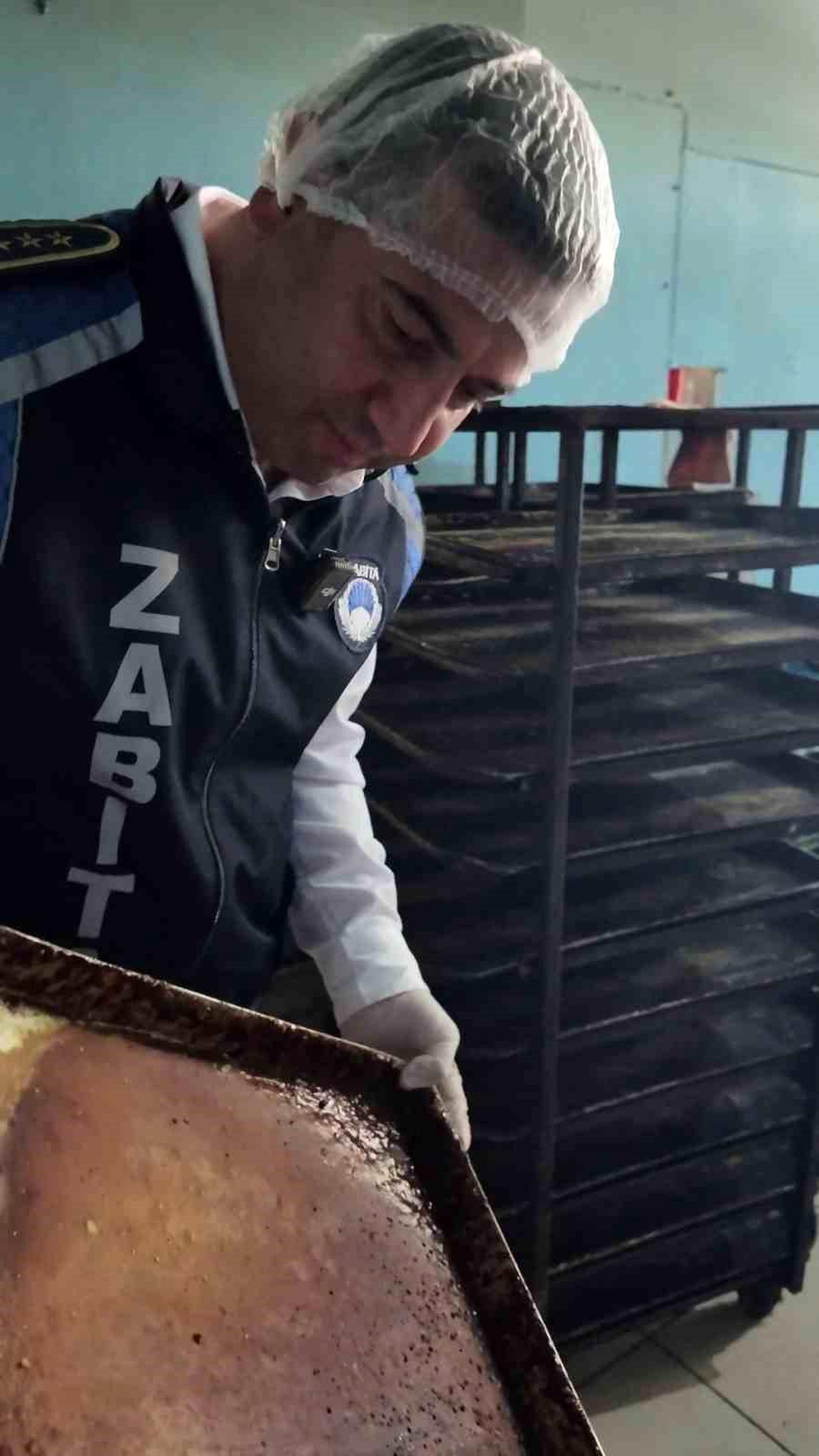 Böceklerin ve sigara izmaritlerinin yerlerde gezdiği fırında mide bulandıran görüntüler ortaya çıktı