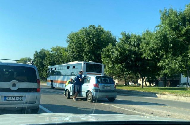 Trafik Polisi Arıza Yapan Aracı Kenara Çekti