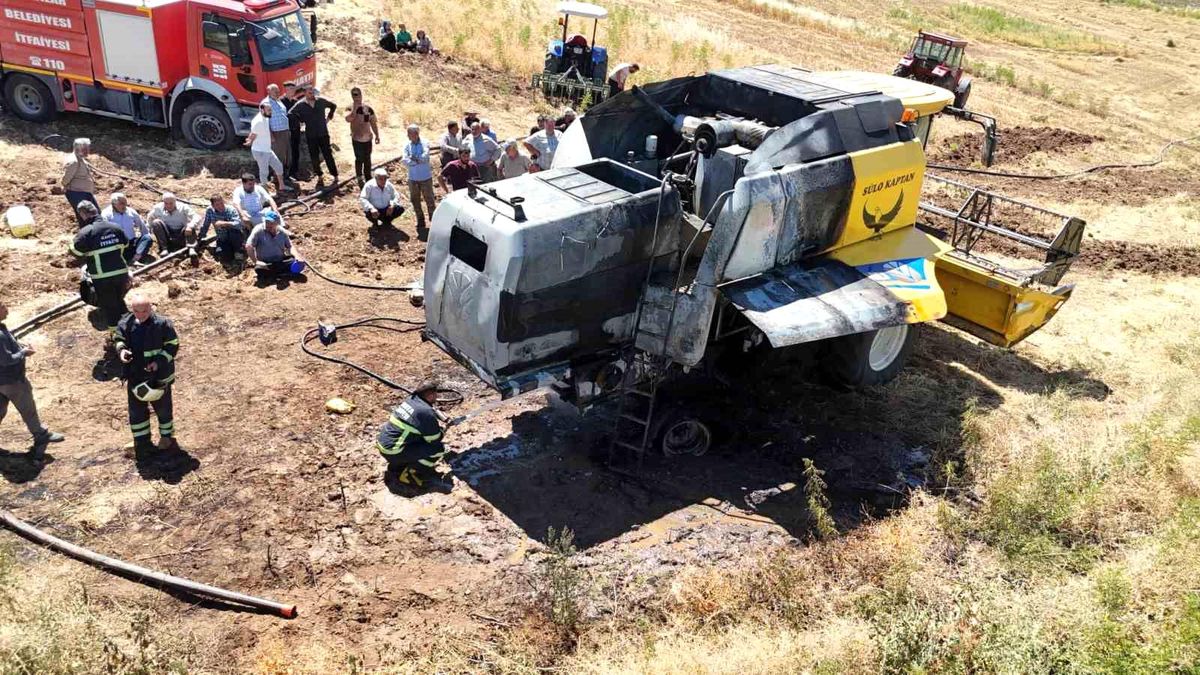 Kahta\'da Yangın: Biçerdöver Yanarak Kullanılamaz Hale Geldi
