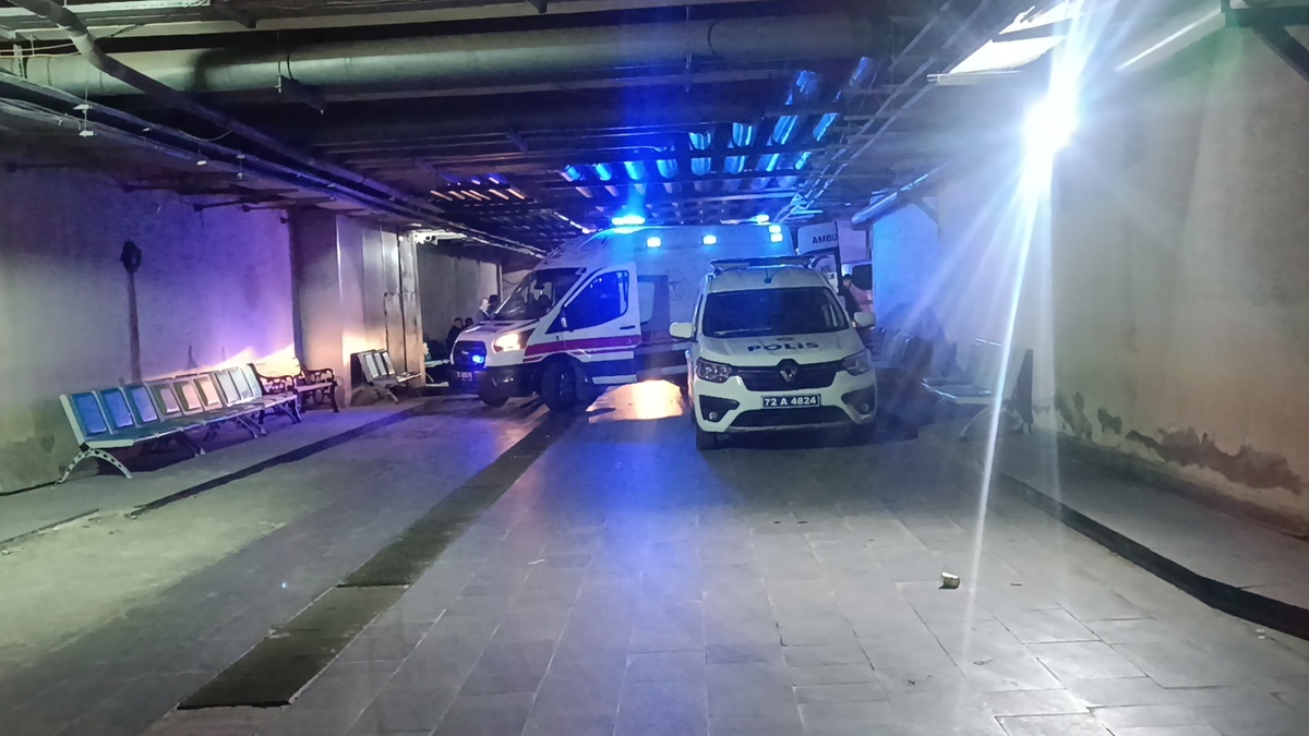 Genç, otomobil camından düşerek hayatını kaybetti