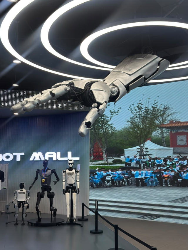 Çin'de geleceğe yolculuk! Sürücüsüz araçlar, insansı robotlar ve kilometrelerce uzaktan ameliyatlar