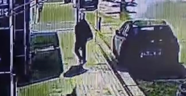 Çöp poşeti ile yüzünü saklayıp, çay ocağını yaktı