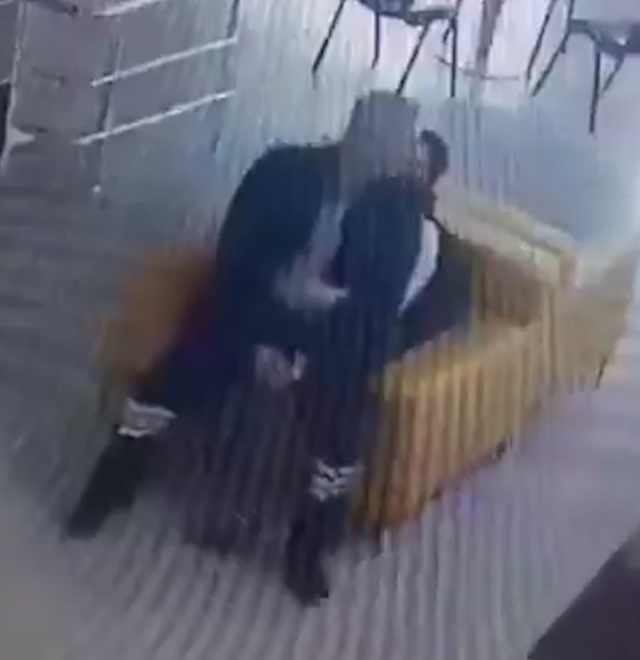 Devlet hastanesinde güvenlikten uygunsuz görüntüler! Hastalar şifa beklerken rezaleti izledi