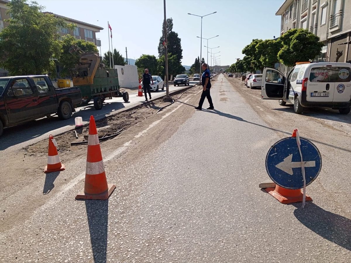Enez\'de Yol Asfaltlama Çalışmaları Başladı