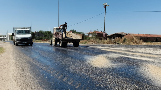 Edirne'de kavurucu sıcaklar asfaltı eritti: Belediye ekipleri yola kum serdi