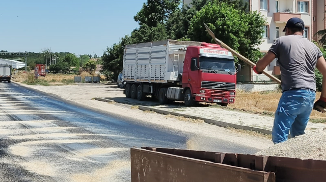 Edirne'de kavurucu sıcaklar asfaltı eritti: Belediye ekipleri yola kum serdi