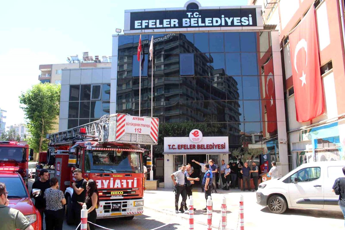 Efeler Belediyesi\'nde yangın paniği