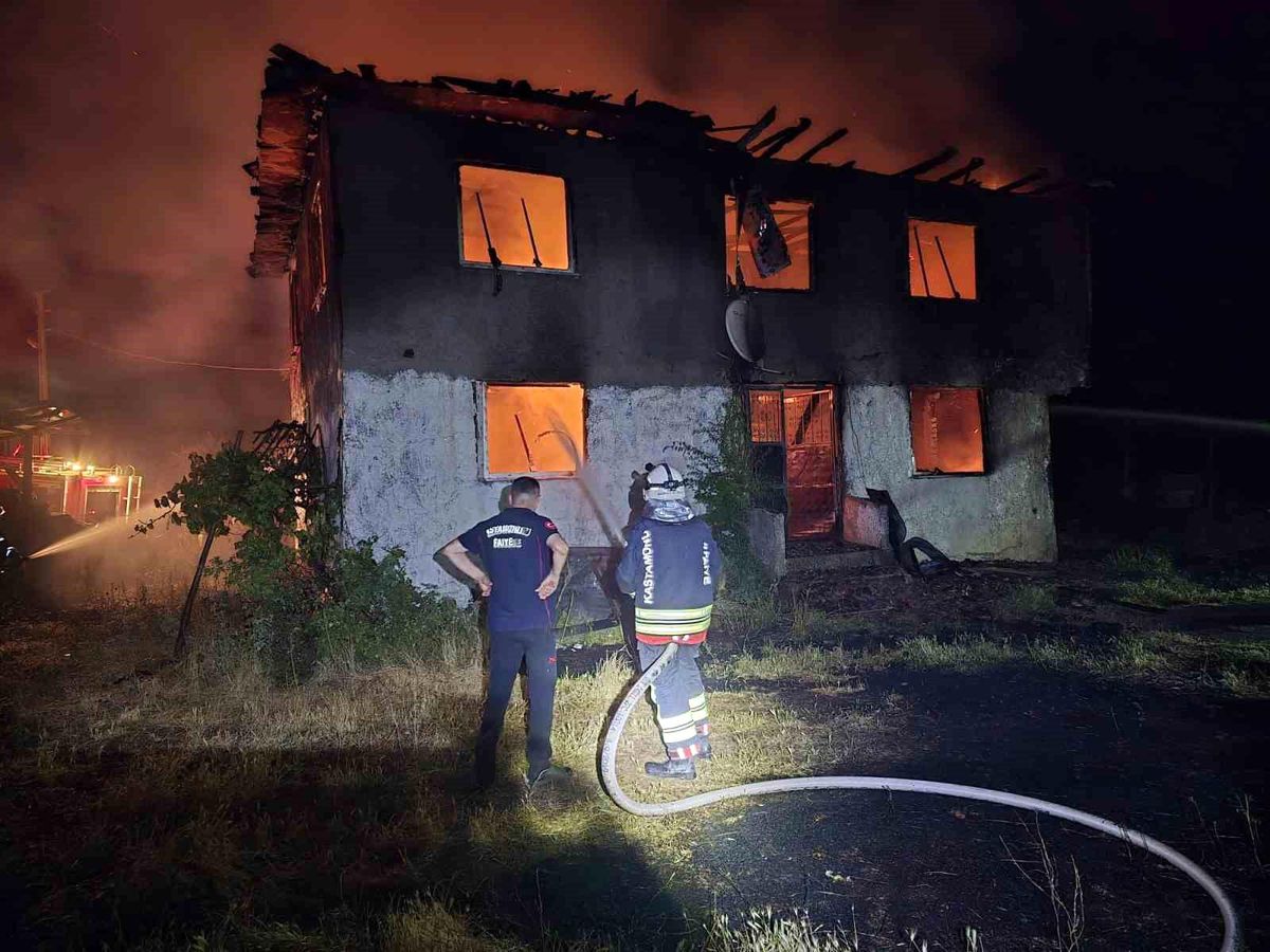 Kastamonu\'da Yangın: Engelli Vatandaşa Ait Ev Kül Oldu
