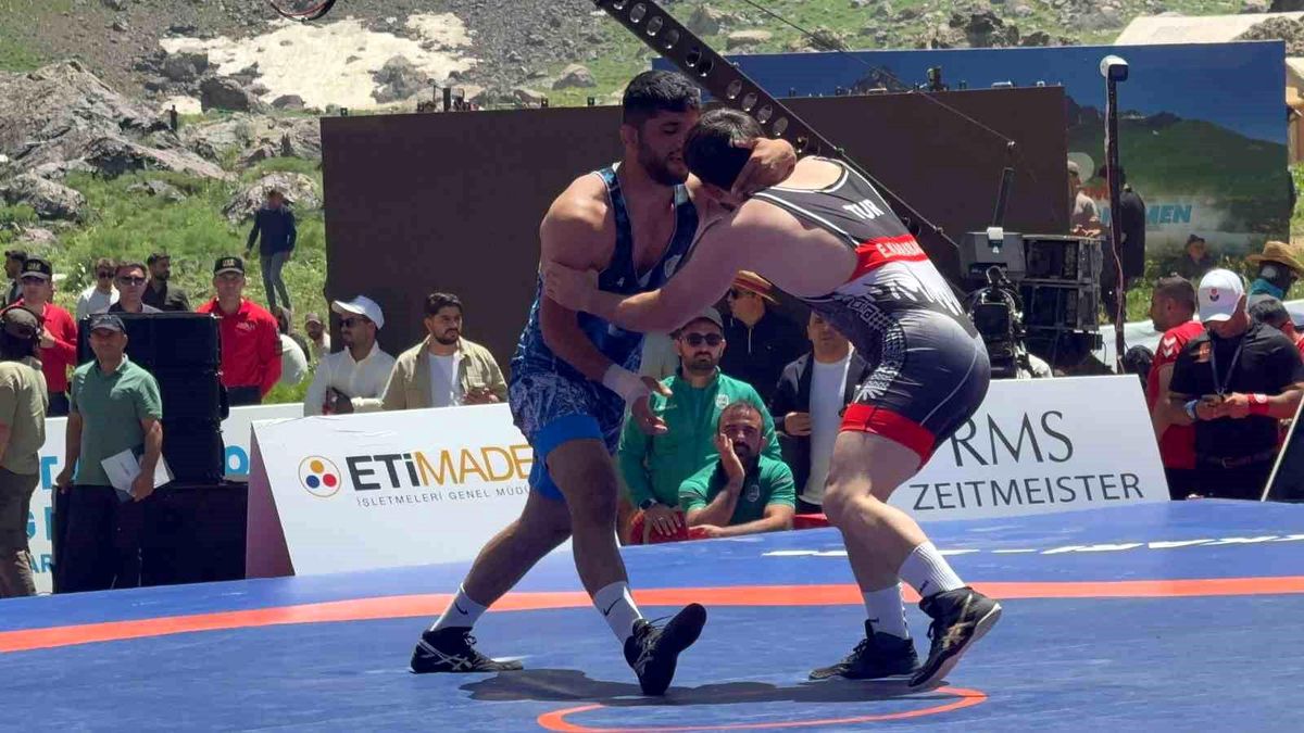 Hakkari'de Tarihi Güreş Finalleri