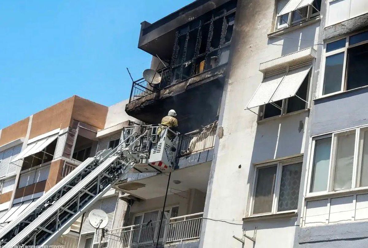 İzmir\'de Apartman Yangını: 6 Mahsur, 2 Yaralı