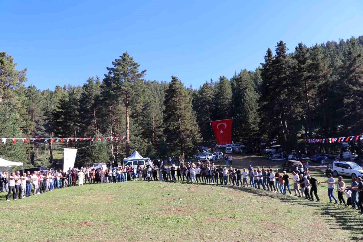 Karnavas Dut Pekmezi Festivali\'nde çocuklar parmakla pekmez yemek için yarıştı