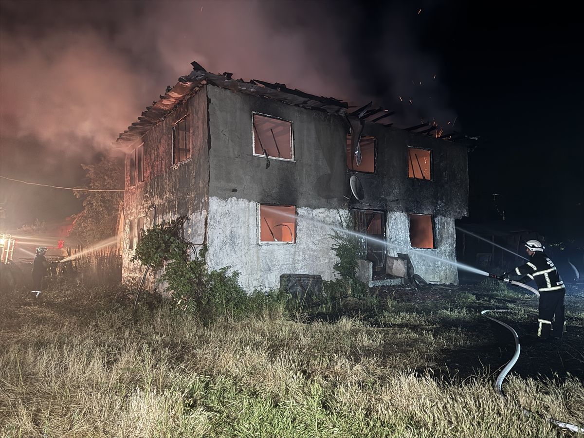 Kastamonu\'da Yangın: 2 Katlı Ev Yandı