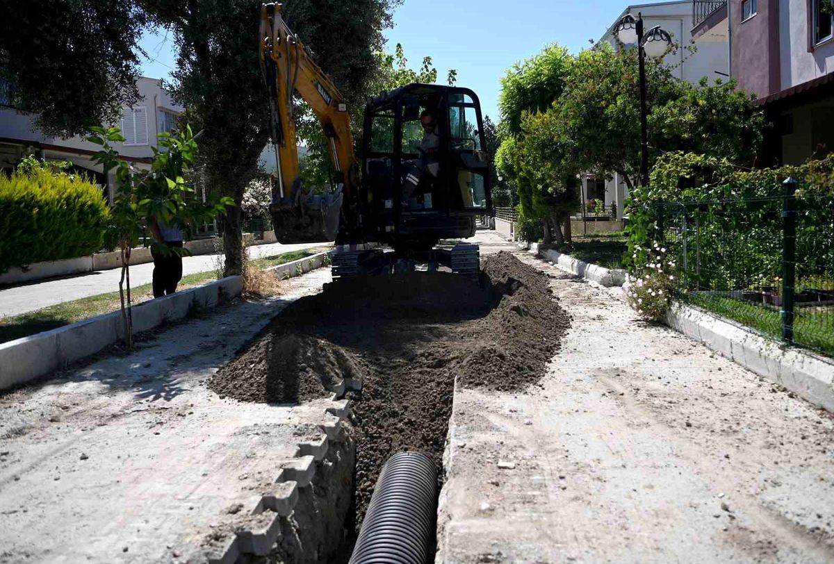 Kuşadası\'nda 294 metrelik yağmur suyu hattı çalışması başladı
