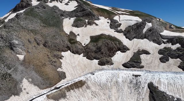 Temmuz ayına 1 gün kala hala 4 metre kar var