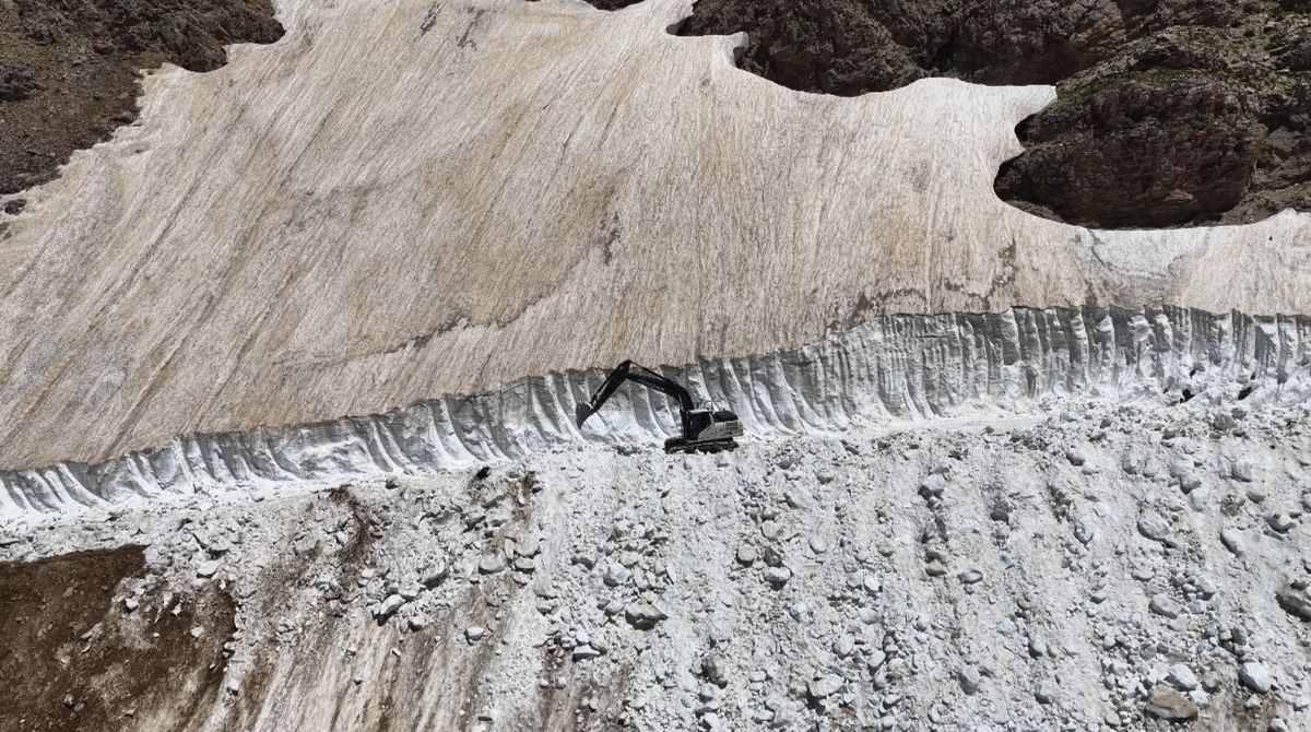 Temmuz ayına 1 gün kala hala 4 metre kar var